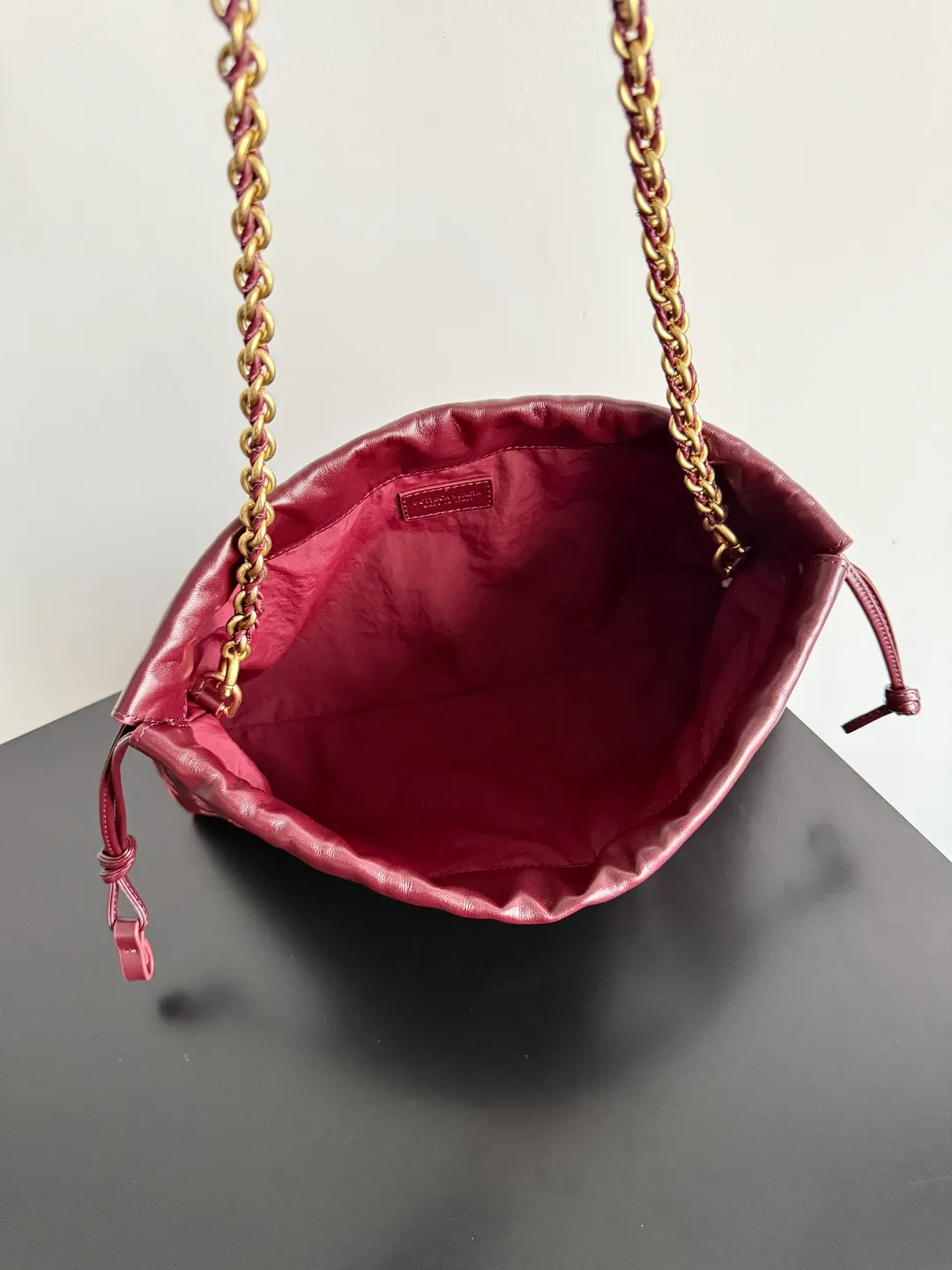 Batch 1680 BOTTEGA VENETA 2025 new women's Dustbag Notte clutch. Dustbag, which has been very popular since its launch, has a chain clause! ! The hand-carrying method is reminiscent of the classic bag type Pouch , light and elegant, the reserved drawstring design allows the bag to be used as an armpit bag, and the chain is longer, which is very suitable for sisters who like to free their hands and carry cross-body backpacks. No matter which way you carry it, you can change the back according to the occasion and your mood that day. It can make the overall outfit more fashionable🪄🪄The body of the bag has also been widened. It is the rainy season and the weather is hot. The bag can easily accommodate a small umbrella and water bottle. The lining is made of nylon, which is light and comfortable to carry, and is very suitable for summer use. Style number: 839394 Size: 33*19*8cm